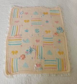 Coperta per culla ricamata a mano