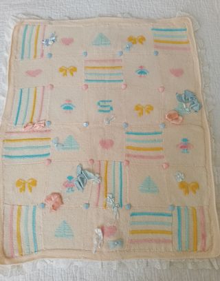 Coperta per culla ricamata a mano