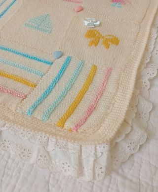 Coperta per culla ricamata a mano