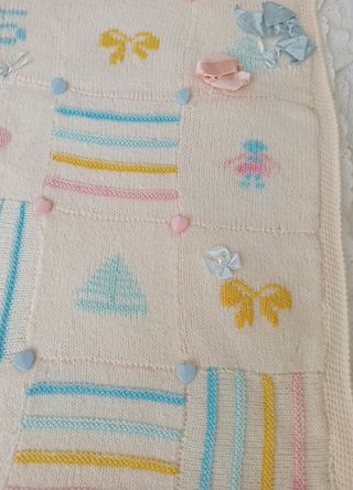 Coperta per culla ricamata a mano