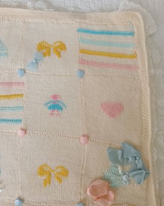 Coperta per culla ricamata a mano