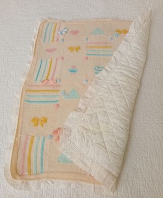 Coperta per culla ricamata a mano