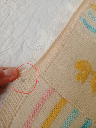 Coperta per culla ricamata a mano