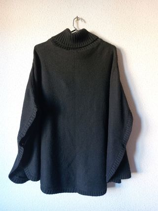 Poncho negro de cuello alto