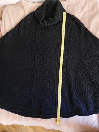 Poncho negro de cuello alto
