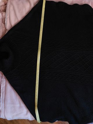 Poncho negro de cuello alto