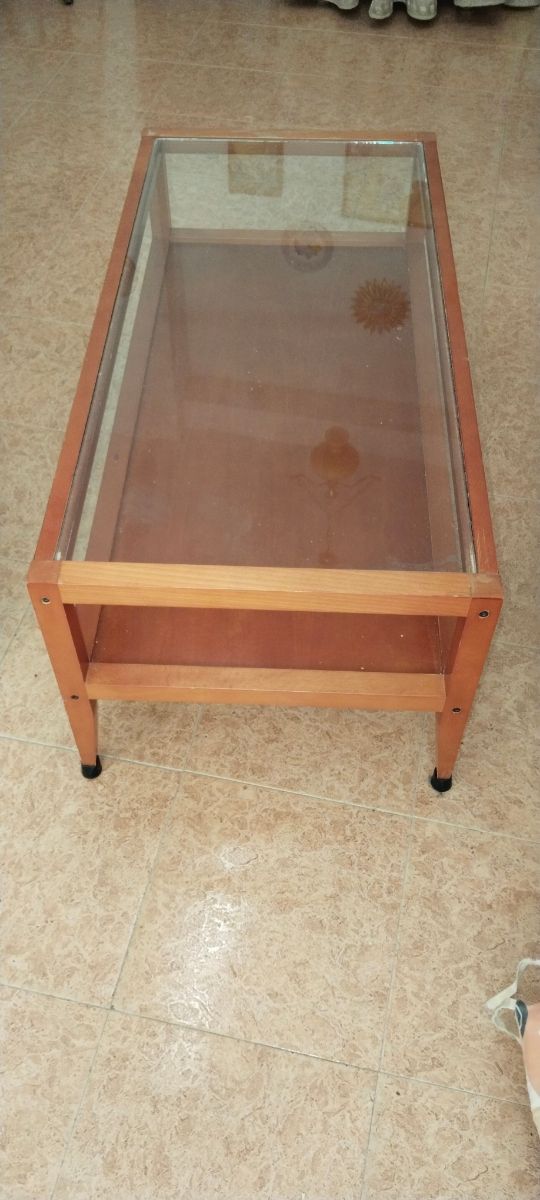 Mesa baja de madera y cristal