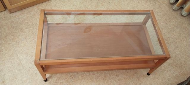 Mesa baja de madera y cristal