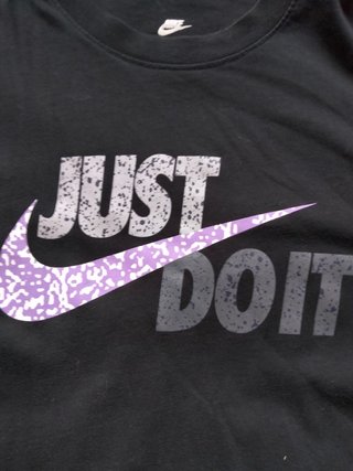 Camiseta Nike salpicadura morada