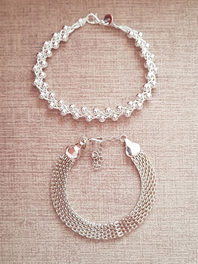 Pulseras plateadas