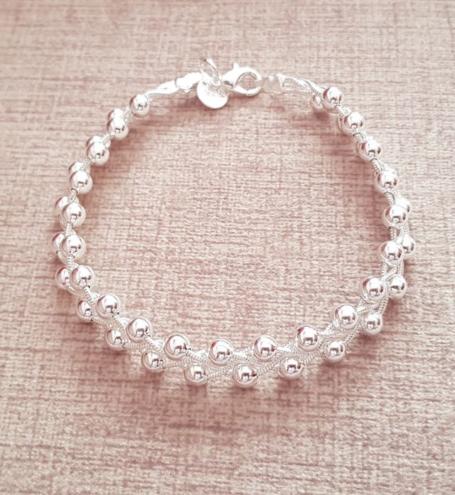 Pulseras plateadas