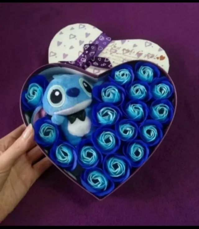 Flores de jabón y peluche Stitch