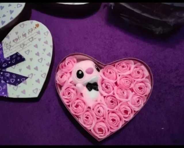 Flores de jabón y peluche Stitch