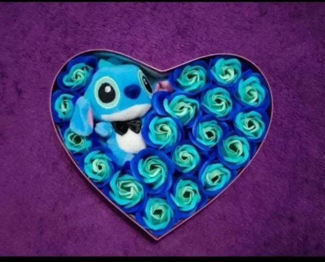 Flores de jabón y peluche Stitch