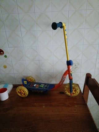 Patinete de niño pequeño de mani manitas