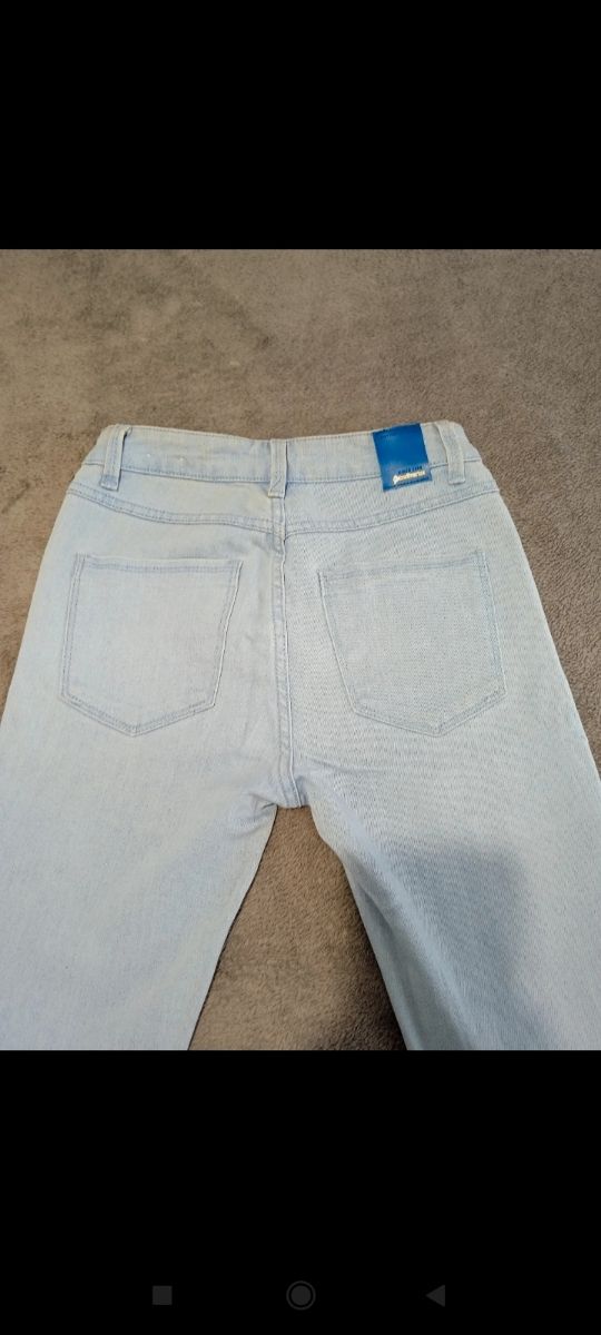 Pantalón vaquero Stradivarius talla 32