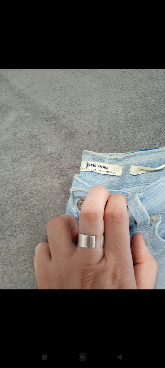 Pantalón vaquero Stradivarius talla 32