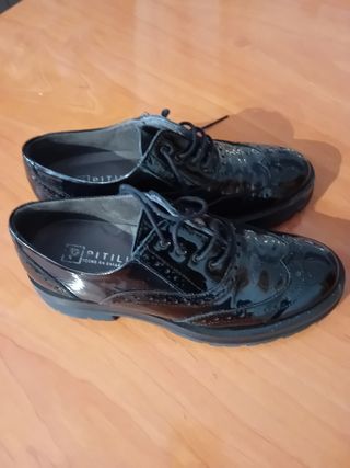 Zapatos negros.