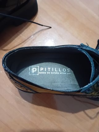 Zapatos negros.