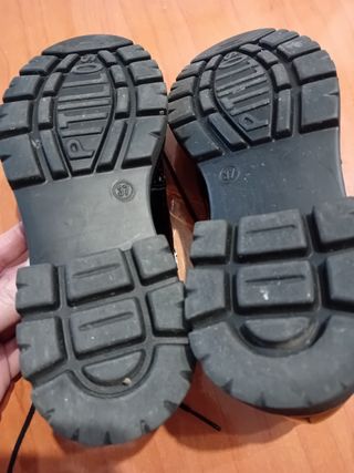 Zapatos negros.