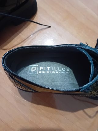 Zapatos negros.