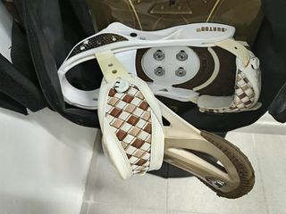 Tabla de snowboard con fijaciones