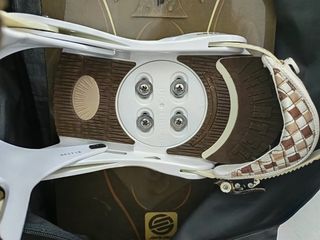 Tabla de snowboard con fijaciones