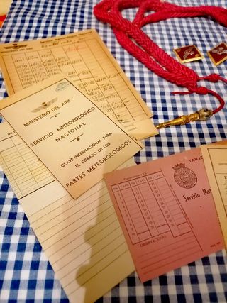 Lote cordones, insignias de solapa y Documentos