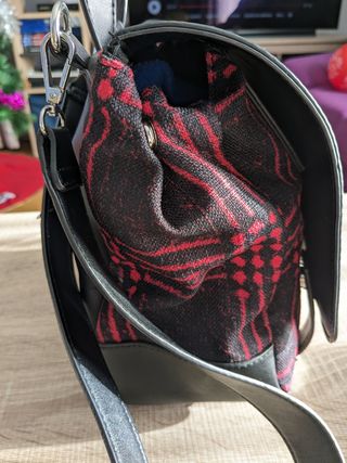 Bolso negro-cuadros rojos