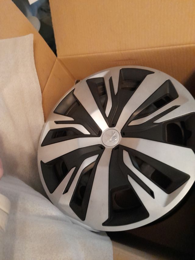 4 Llantas con tapacubos originales Peugeot 2008
