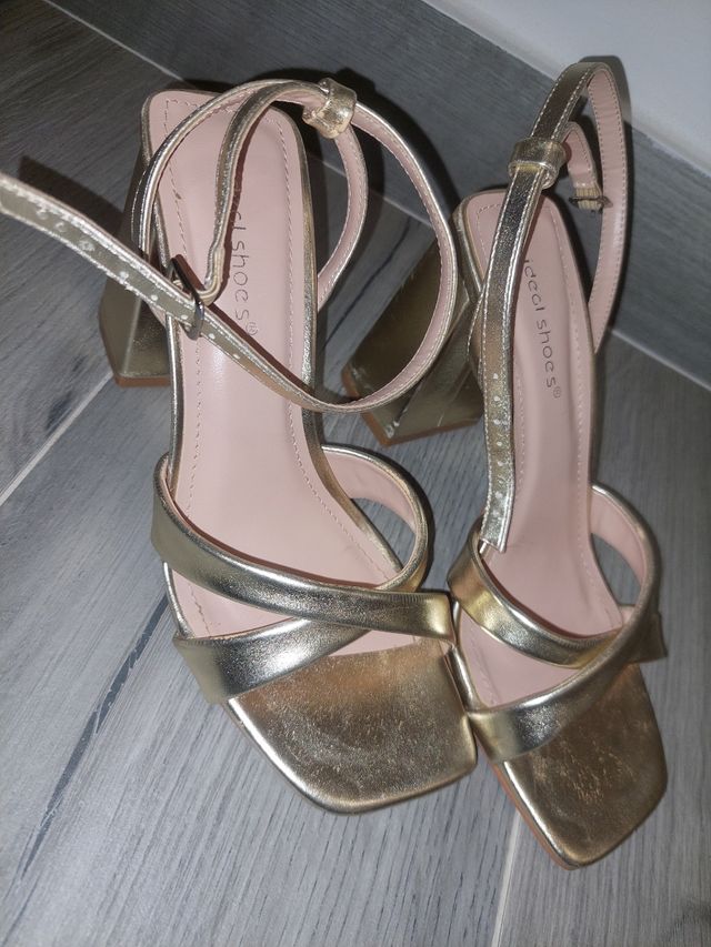 Sandalia tacón dorada T36