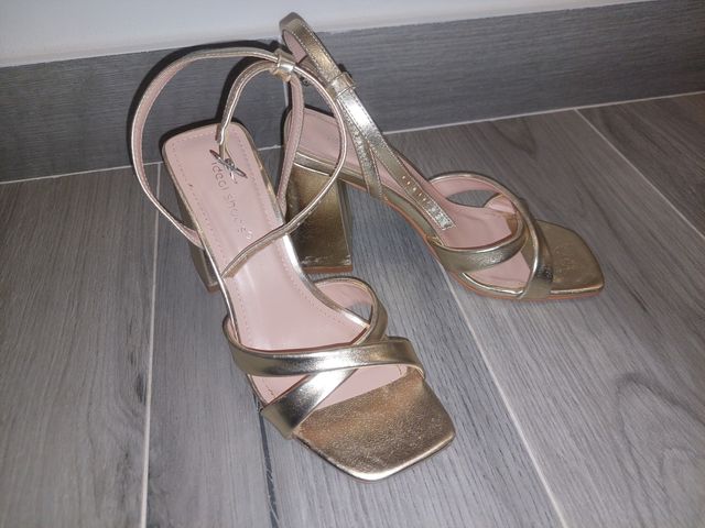 Sandalia tacón dorada T36