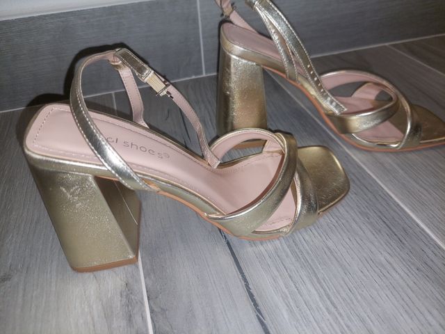 Sandalia tacón dorada T36