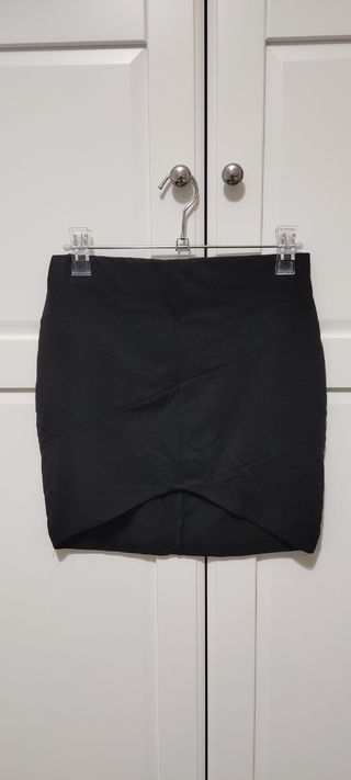Falda negra asimétrica