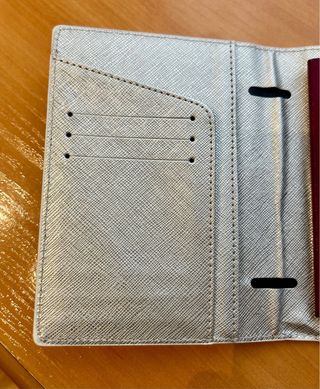 Funda de pasaporte plateada