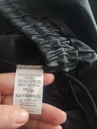 Pantalón chica en polipiel negro 