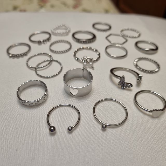 Lote 21 anillos color plata x 10 euros