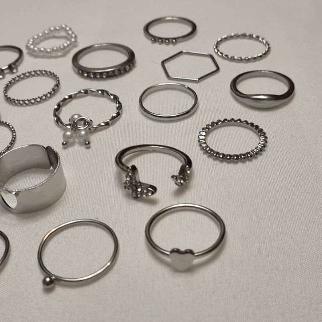 Lote 21 anillos color plata x 10 euros