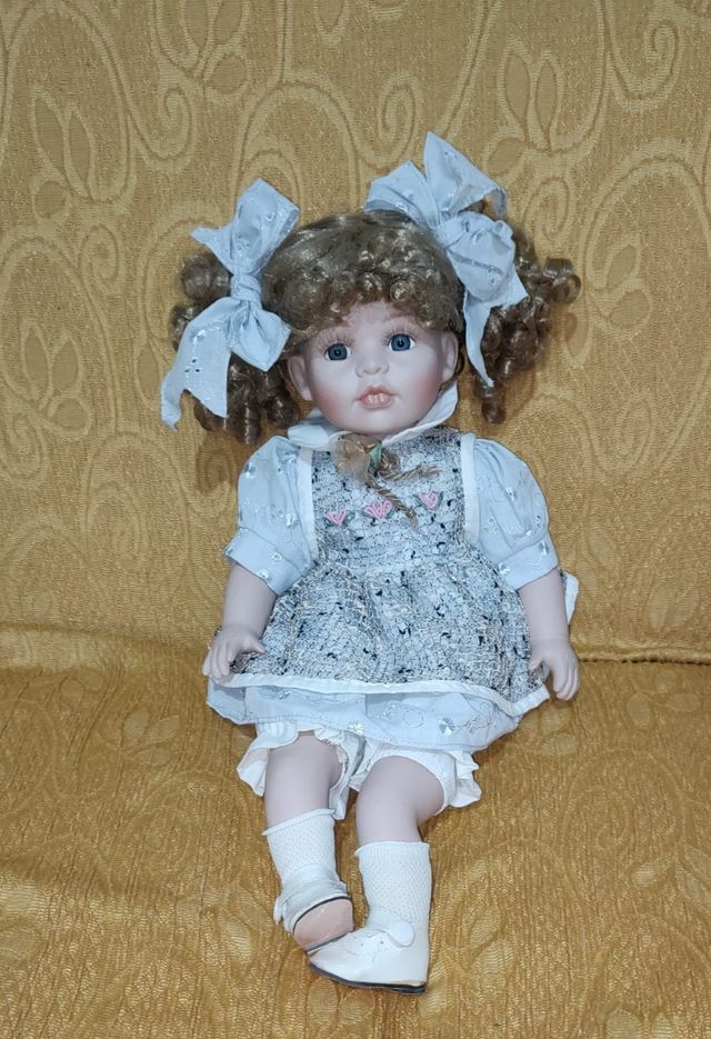 Bambola vintage in porcellana