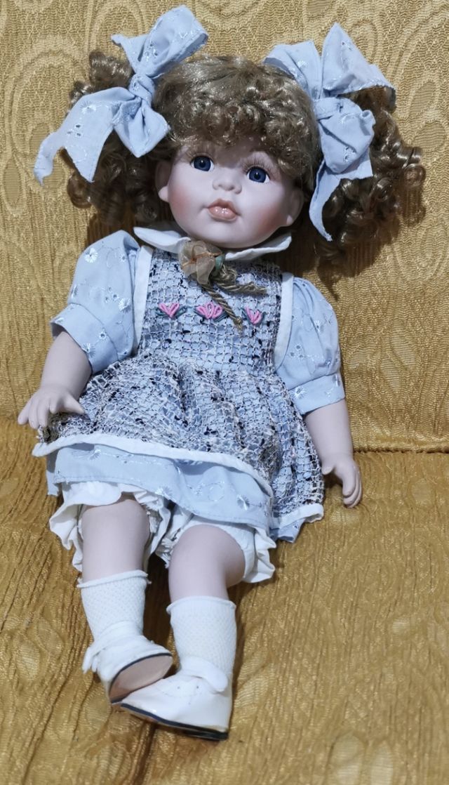 Bambola vintage in porcellana