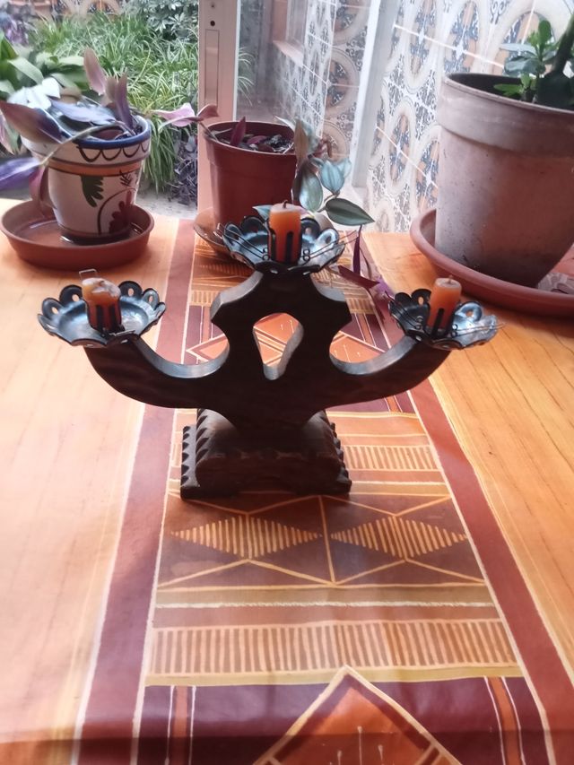 Candelabro de madera estilo castellano