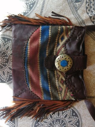 Bolso grande de cuero. Sin marca.