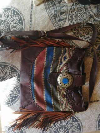 Bolso grande de cuero. Sin marca.