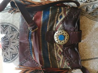 Bolso grande de cuero. Sin marca.