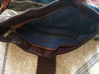 Bolso grande de cuero. Sin marca.