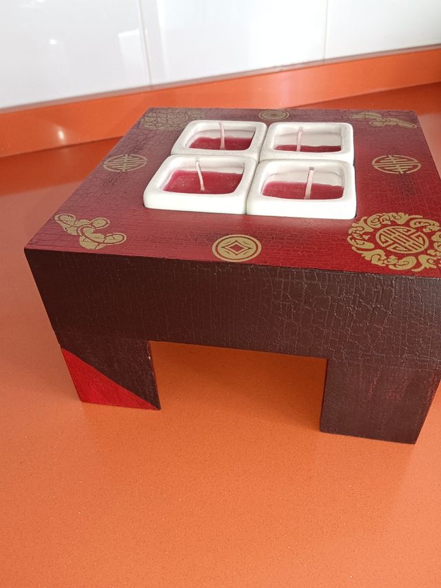 Portavelas de madera.