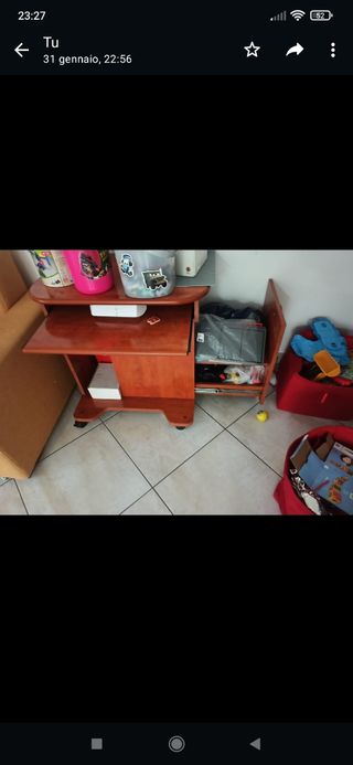 Scrivania compatta con rotelle