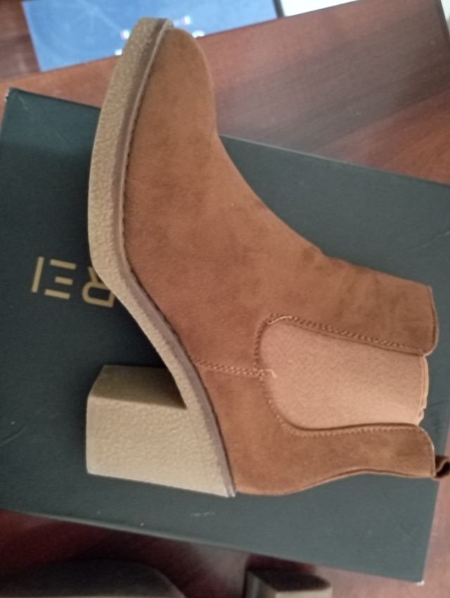 Stivaletti effetto scamosciato 