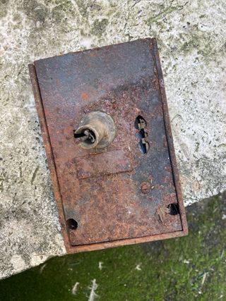 serrature per porte , cerniere , chiavistelli !