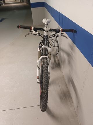 Bicicleta MTB TREK Cuadro de carbono 